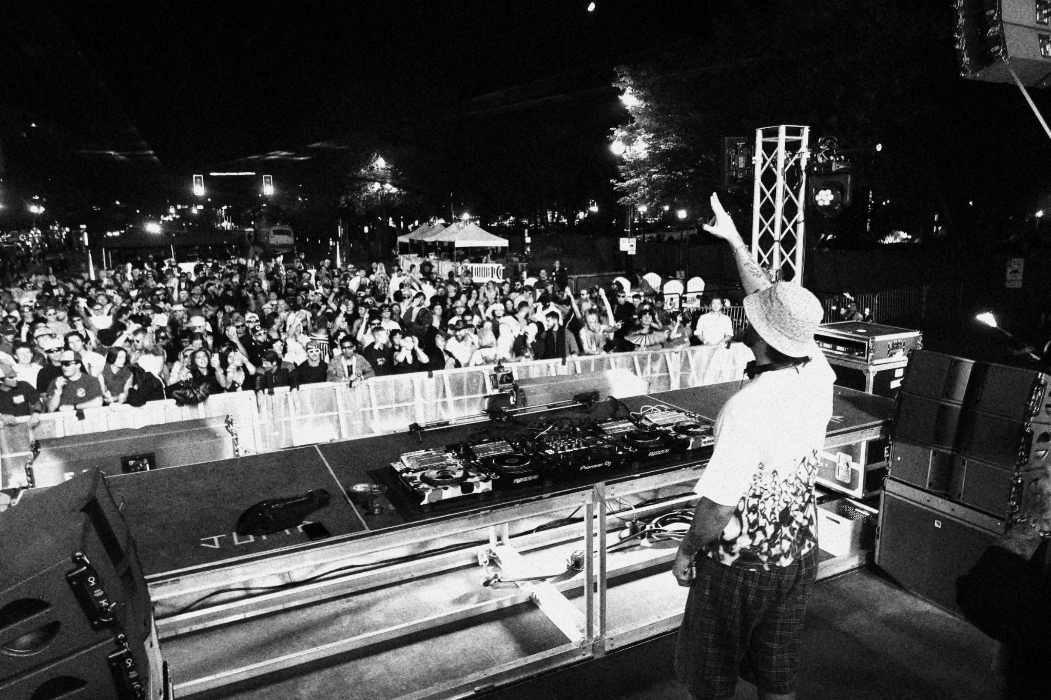 Artist facing the crowd at a HECTIX show