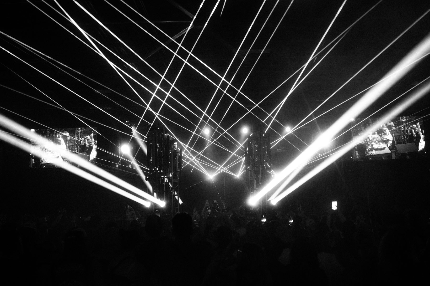 Black and white wide laser shot